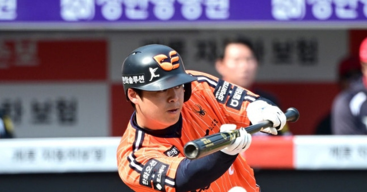 '무사 1, 2루' 노시환 희생번트-양의지 3구삼진, 선택과 결과는 달랐다