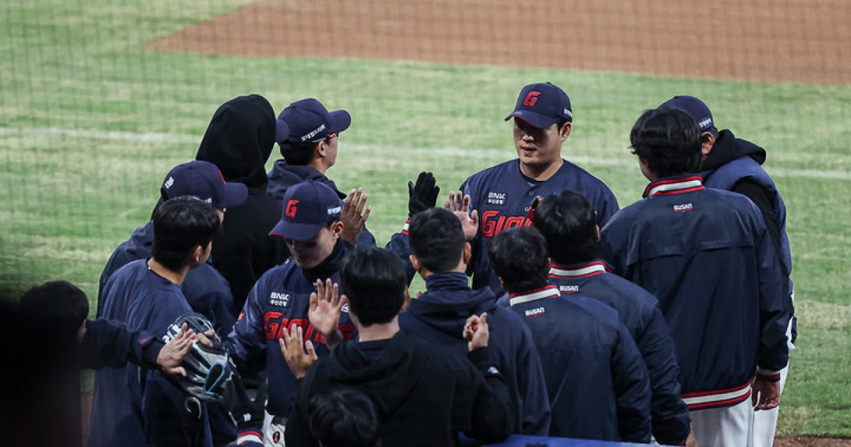 "지면 같이 간다" 롯데·KT, 사직서 맞붙는 연패 데스매치