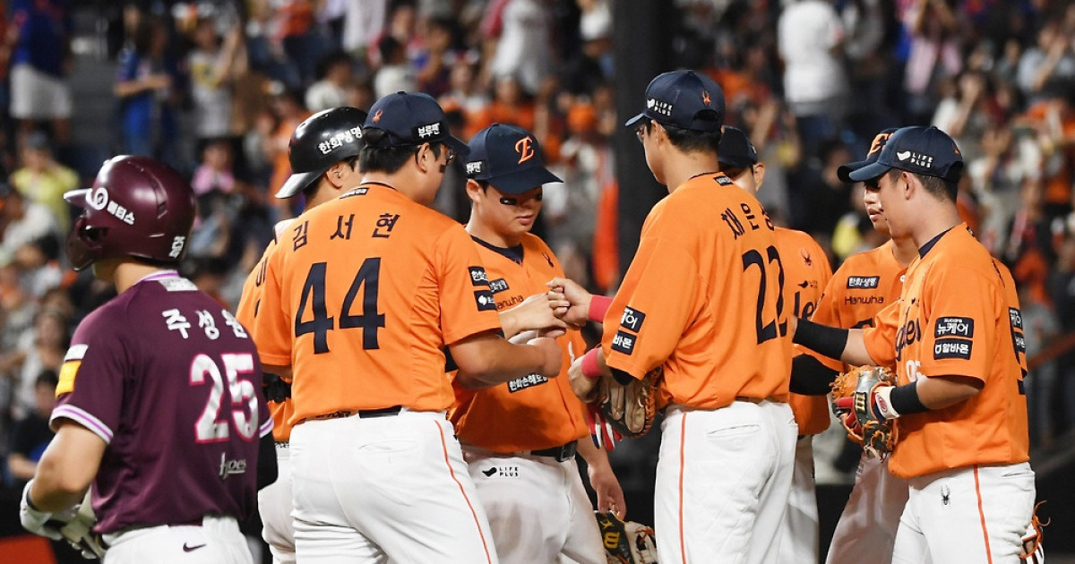 'LG 긴장해라' 선두 경쟁 끝까지 간다…2.5G 차 추격 "에이스 피칭&활발한 공격"