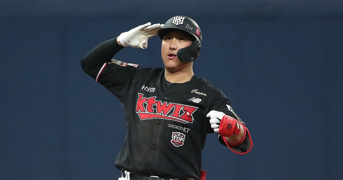 FA 신청하고 은퇴? 황재균 결단 배경은…"박수 칠 때 떠난다"