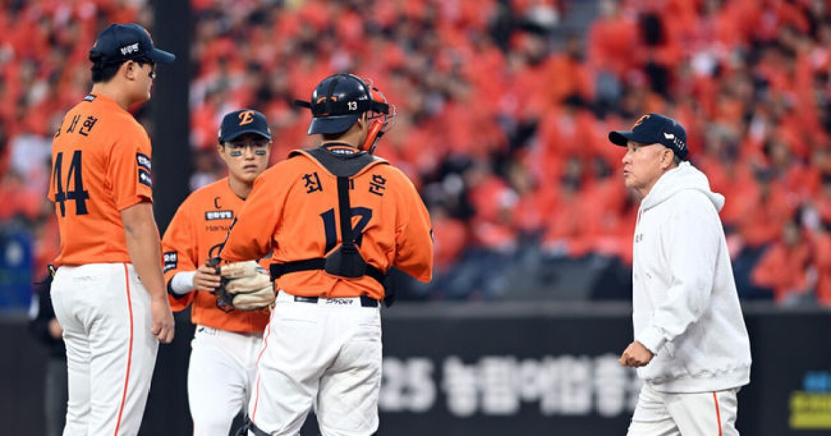 "감독님이 처음 올라오셨다" 김서현 홈런 맞자마자 마운드 방문했는데…결국 9회 교체 결단, 한