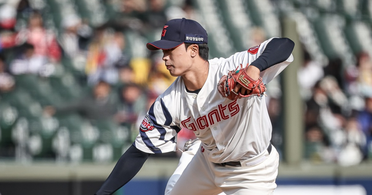 '어디서 이런 필승조가 나왔지?' 150km 강속구로 KK 세이브! 롯데 '대졸 최대어' 루키, 캠프→시범경