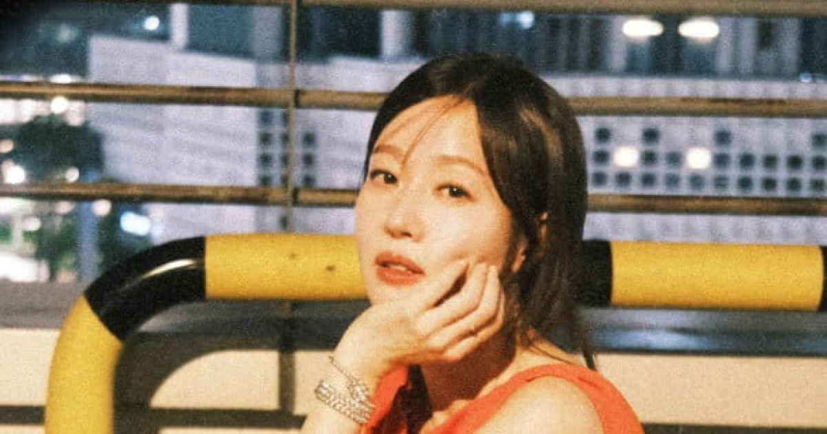 '47세 미혼' 엄지원 '10살 연상' 남자와 핑크빛…연휴 마지막날 해변가 찾아