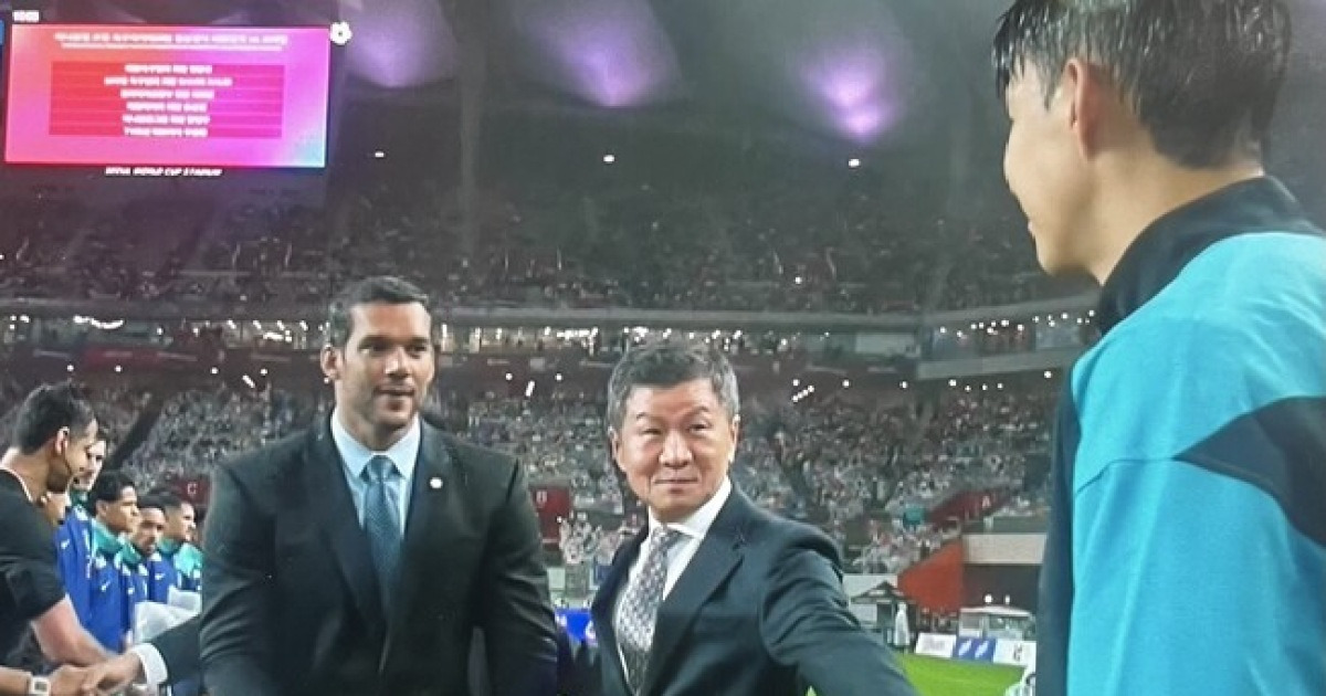 [442.live] 정몽규 회장 등장하고 홍명보 감독 소개되자…“우~” 6만 관중 일제히 ‘야유’