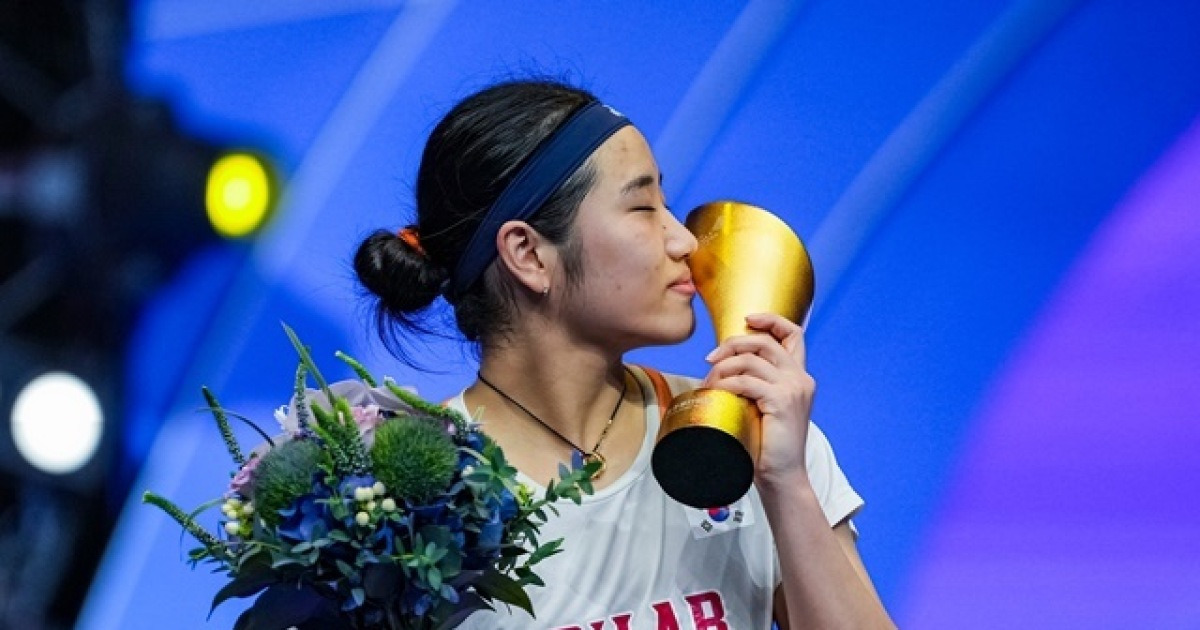 '넘사벽' 안세영, 왕즈이 꺾고 시즌 9번째 우승...프랑스오픈 2연패