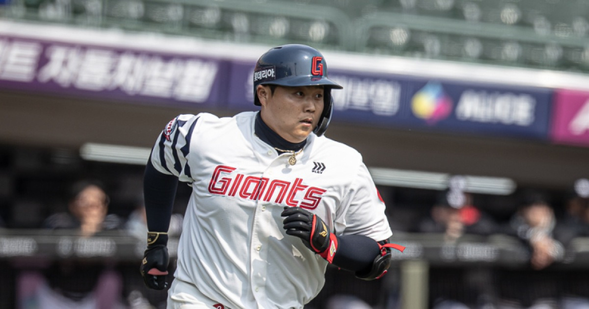 '리틀 이대호' 한동희의 3안타, "내 마음 속에 자리 못 잡았다" 김태형 감독 마음 흔들었을까 [IS 