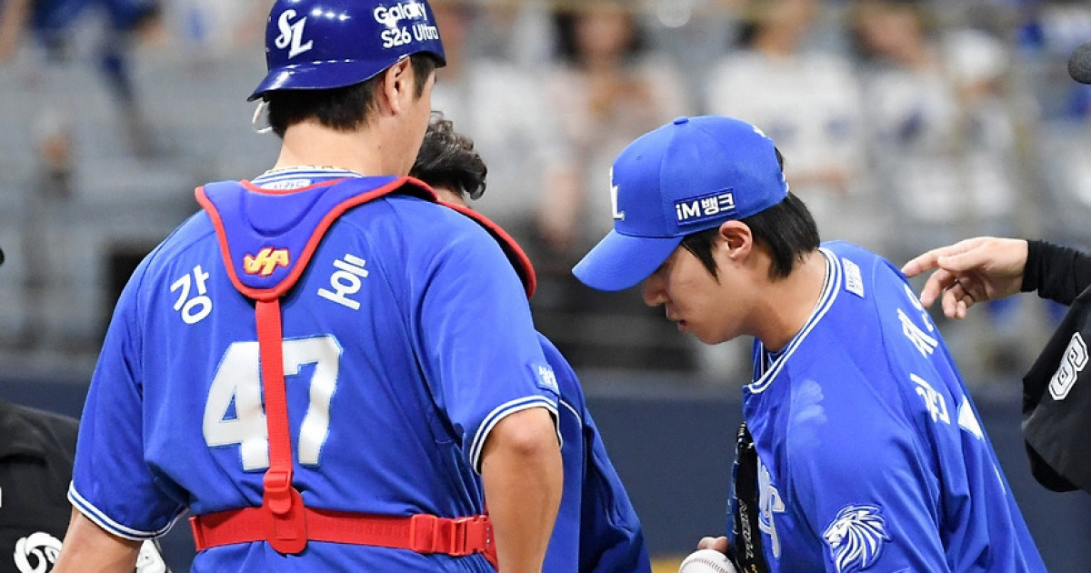 '가슴 철렁' 투구 도중 허벅지 부여잡은 원태인, 박진만 감독은 놀란 가슴 쓸어내렸다[고척 현장]