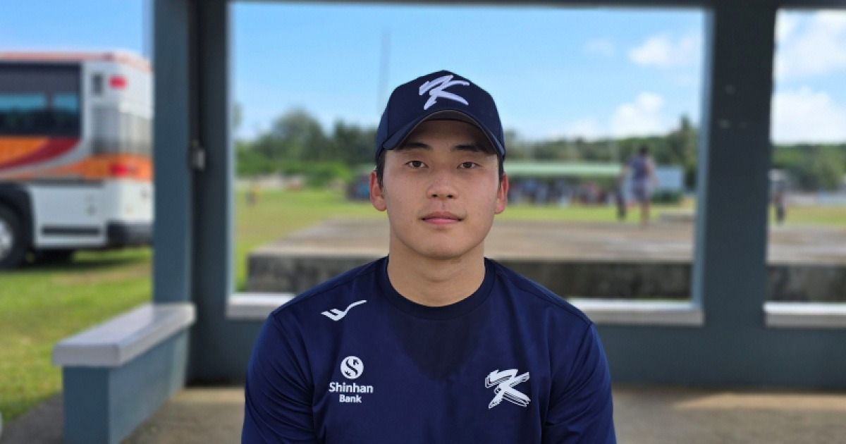 "글러브 터질 것 같아요" 고우석 공에 절레절레, 박영현 "우석이 형, 많이 배우고 싶어요" [IS 사이