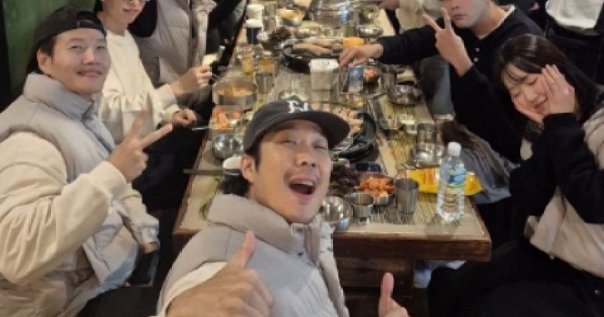 '런닝맨' 단체 회식 현장...송지효만 쏙 빠진 사진에 "지각입니다" 오해 차단