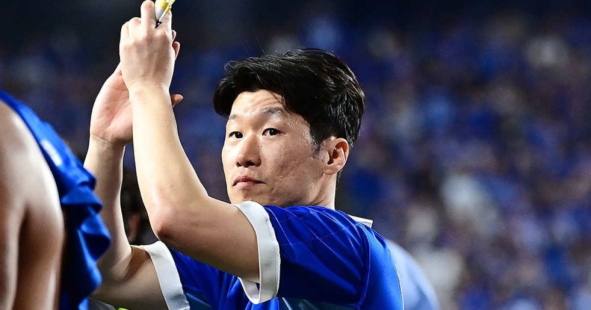 '무릎 수술' 박지성에, 수원 전 감독 '살인 백태클'이라니…JS 직접 입 열다 "병근이 형 장난, 웃으