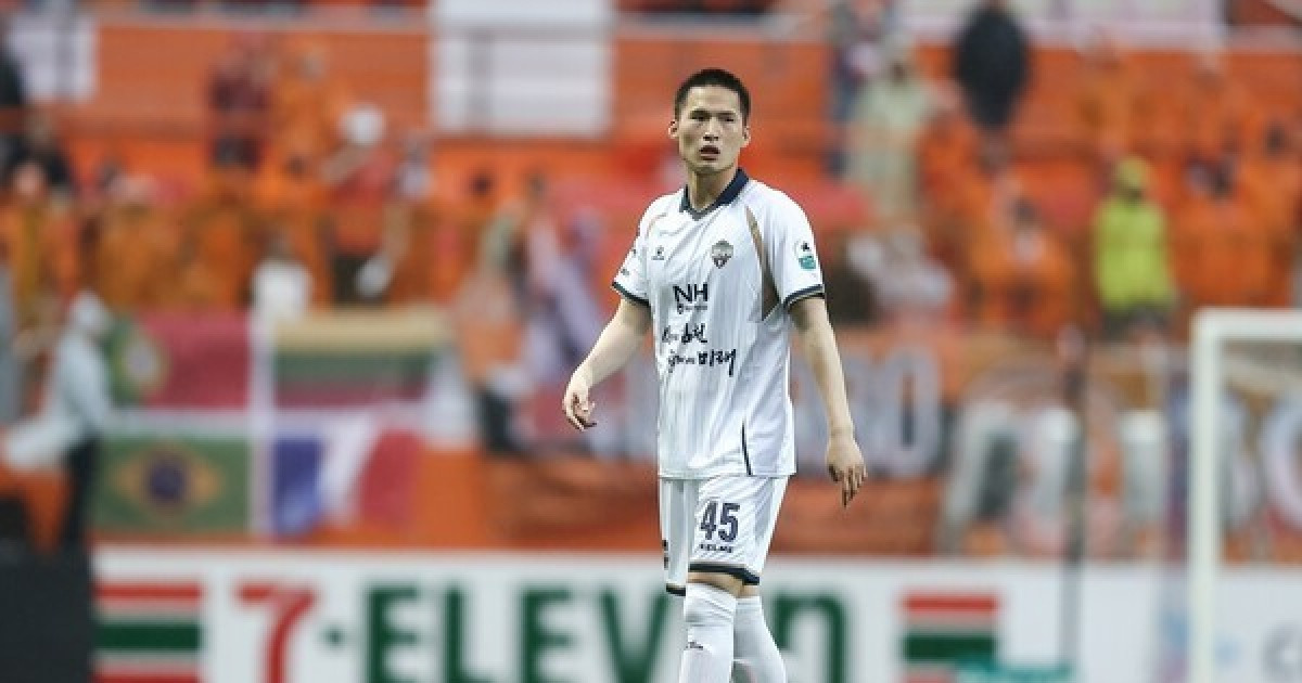 마침내 '국가대표 출신' 괴물 센터백, 변준수 데뷔전 치러...어려운 원정길에서 승점 챙긴 김천상