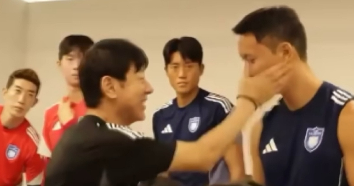 "폭행" vs "애정 표현"… 정승현 뺨 때리는 신태용 영상 논란