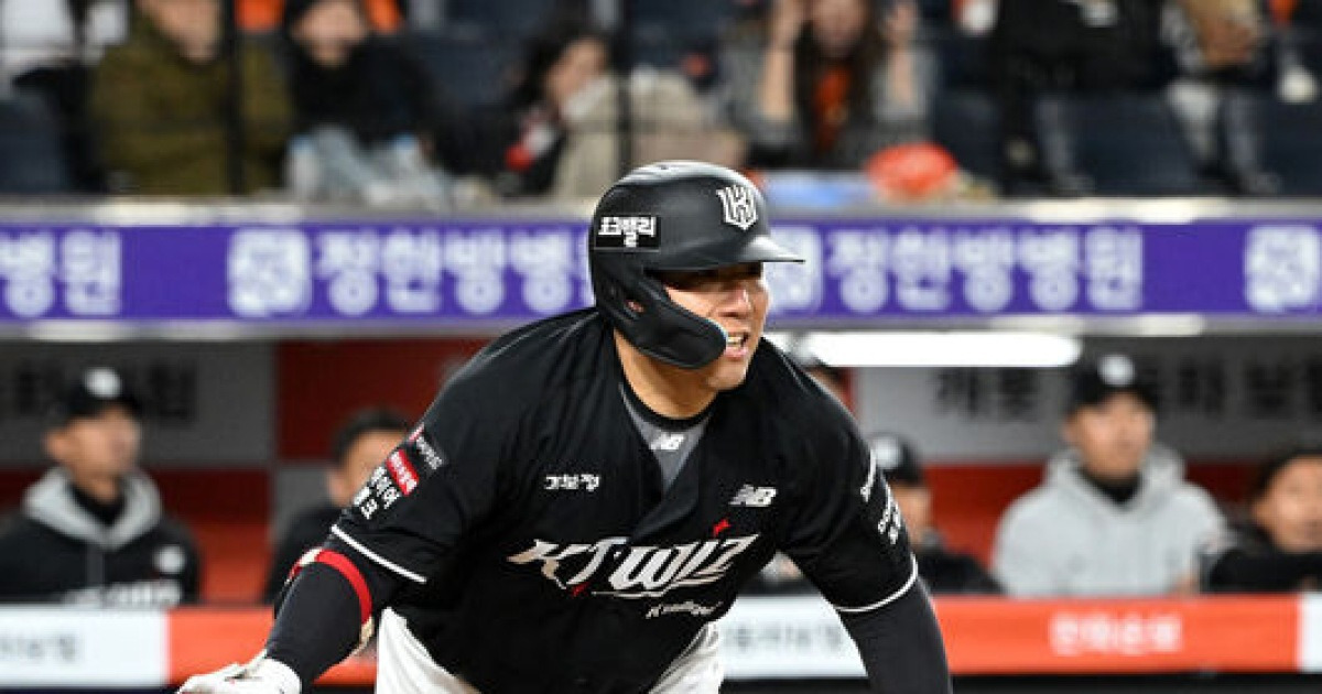 "김현수 있는 팀은 행복했겠다" 이강철 감독은 이제 알았다…타격기계 보유팀이 누리는 기쁨 [오