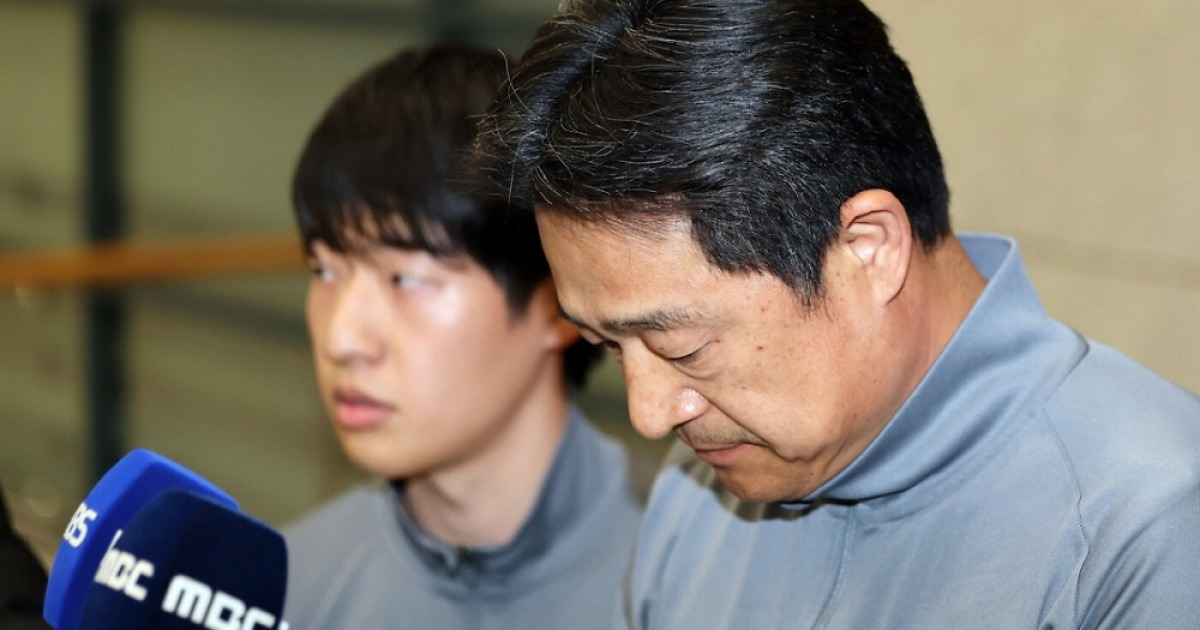 韓 국가대표 감독이 23세 유망주 '욕받이' 만들고 "프로의식" 탓... '대참사 책임' 본인은 "AG 맡겨