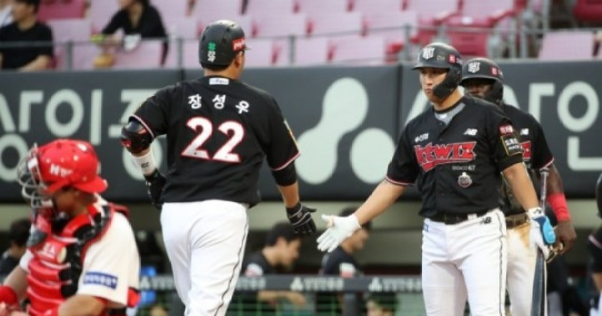 '부산 갈매기' SNS에 팬들 술렁…황재균·장성우, KT 떠날까 남을까