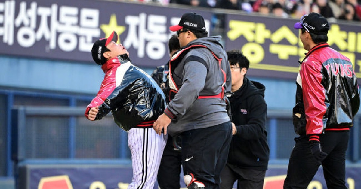 염갈량 배치기 퇴장 패러디-차명석 단장 유격수 꽈당-구본혁 145km 깜짝투...LG 청백전2, 폭소와 퍼