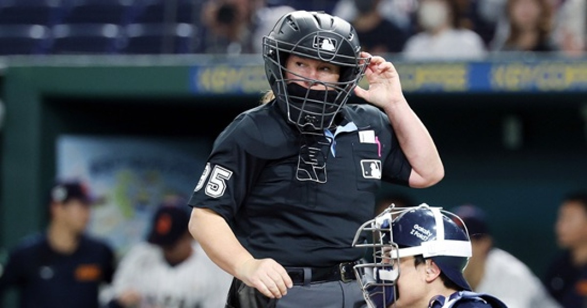 韓·日전 최악의 빌런, 주심이었다!…'연속 오심에 황당 볼 판정까지→MLB 새 역사 여성 심판, 실