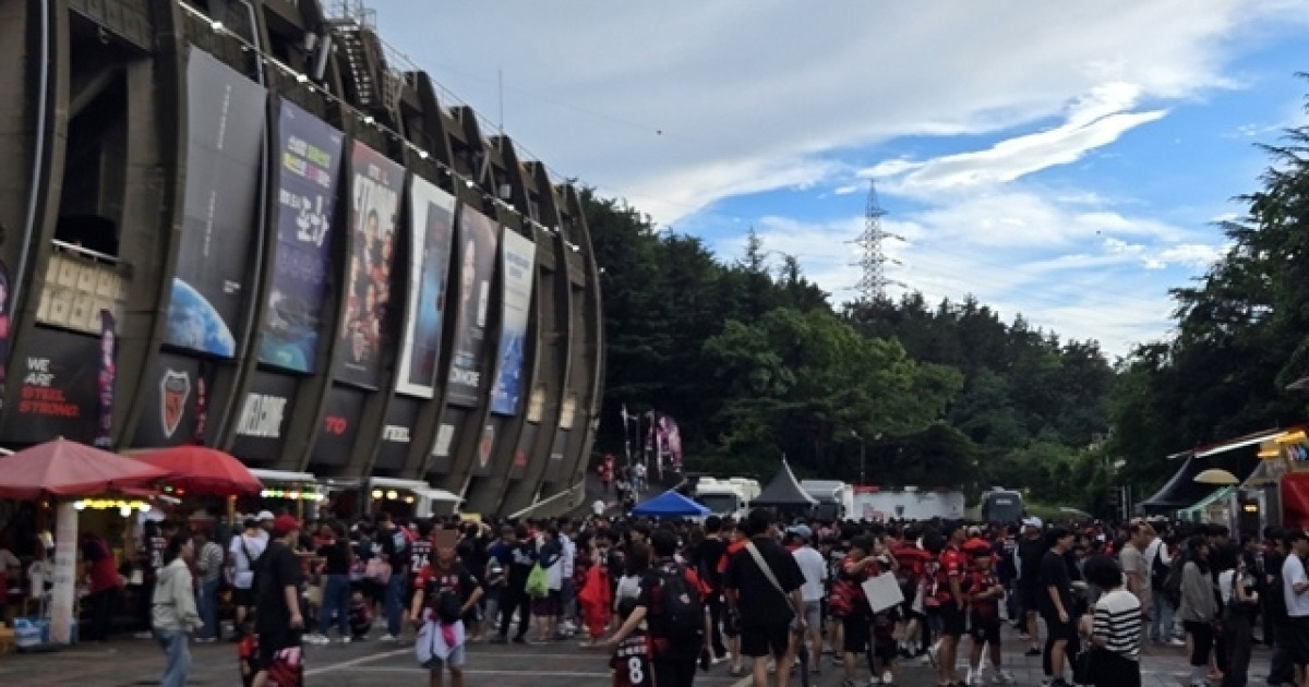 기성용 영입→포항 분위기 미쳤다, 궂은 날씨에도 '매진 달성'... 무려 1년 2개월만 [포항 현장]