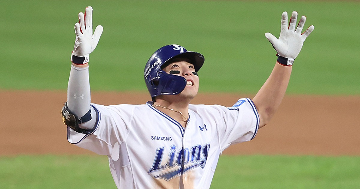 헛스윙 두 번? 난 그래도 풀스윙… 이승엽도 못한 일 했다, 역대급 ‘가을의 전설’ 완성 기다린