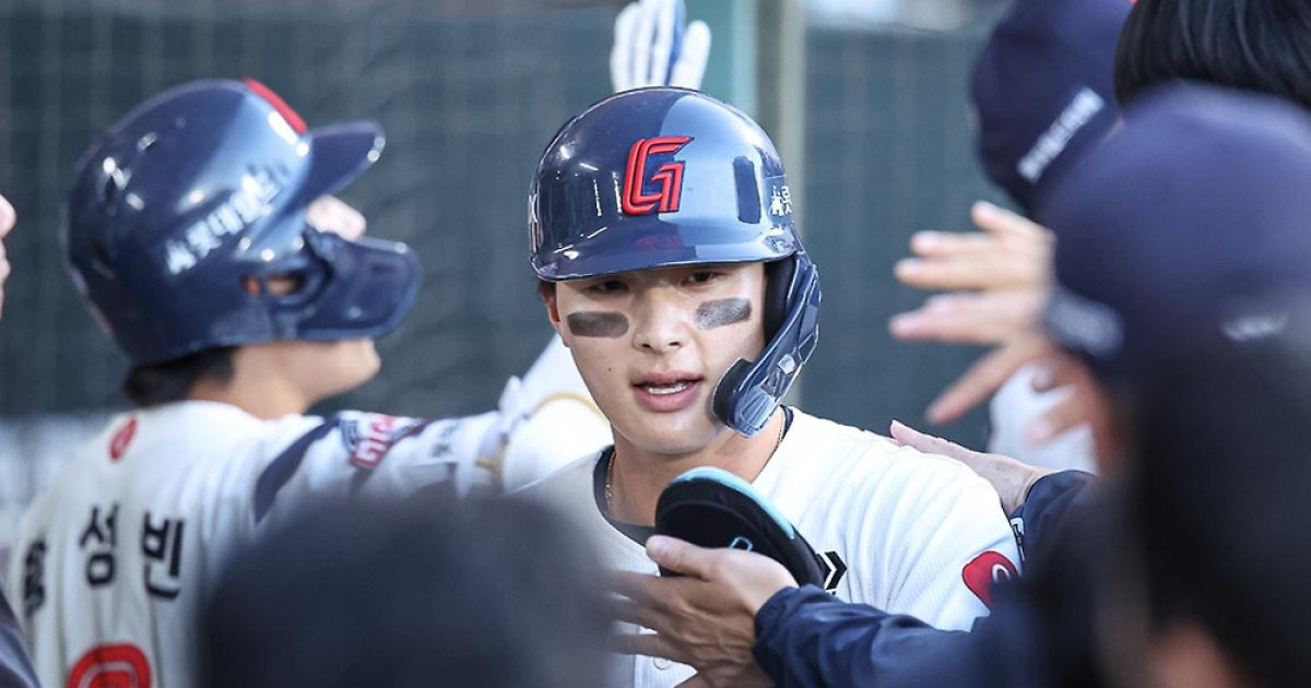 "굿이라도 해야 하나"…징계 끝나니 황당 부상, 악재 끊이지 않는 롯데의 잔혹사