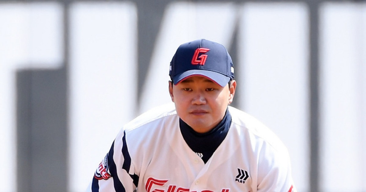 없는 살림에 꺼내든 '손호영 우익수' 김태형 감독의 도박, 재앙의 씨앗이 돼버렸다 [부산 현장]