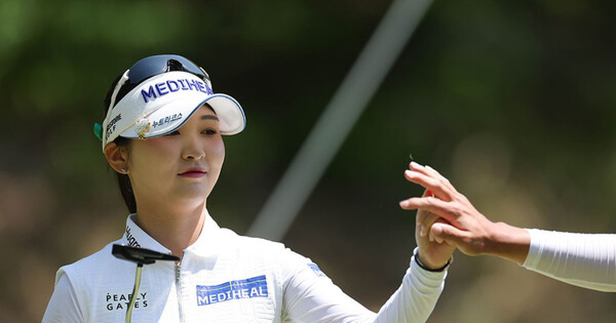 '박현경 맹추격 따돌린' 이예원, 시즌 첫 우승…KLPGA 통산 10승 달성 [덕신EPC 챔피언십]