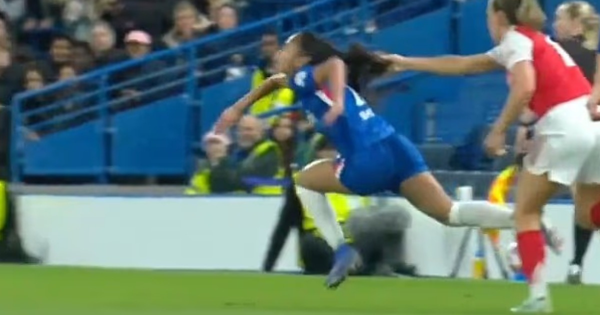 여자 축구는 결국 ‘손’ 쓰네” 머리채 잡고도 무징계→감독만 퇴장…아스날-첼시전 뒤집은 초