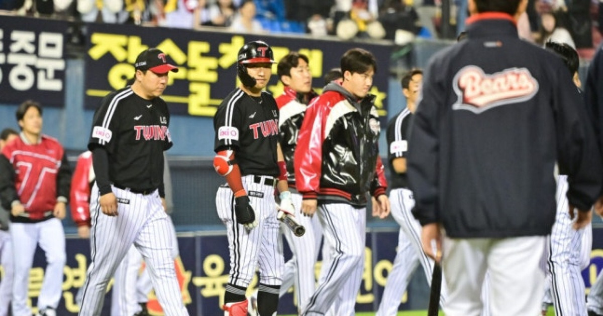 LG 충격의 '6연속 밀어내기' 허용, 우승 매직넘버 하나 못 지웠다... NC 6위 상승 [창원 현장리뷰]