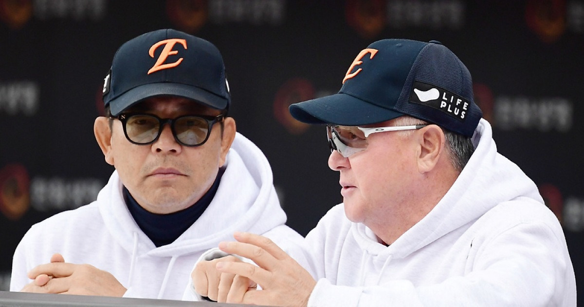 한화는 왜 4점차 포기할 상황이 아닌 가운데, 불펜 7명을 '쭈르륵' 투입했을까 [PO2 현장]