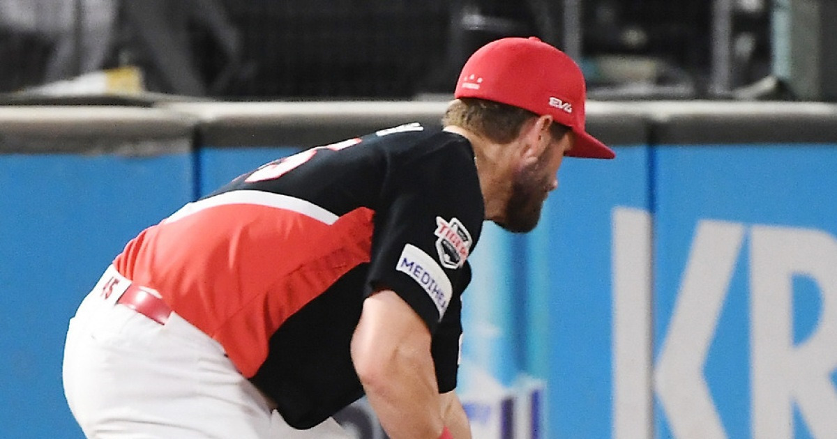 '이게 주루방해라고?' 퇴장 각오한 이범호 감독의 폭풍 돌격, 수석코치 뿌리치고 그라운드 뛰쳐