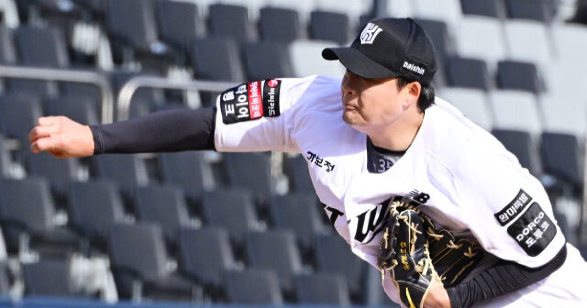 '홀드 1위' 한화서 온 강백호 보상선수 왜 이렇게 잘해? 개막전 2실점→4월 ERA 0.00, 1위팀 감독 "그