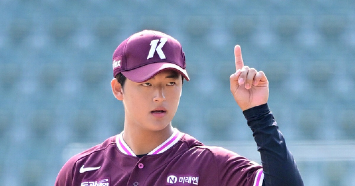 전체 1순위 156km 슈퍼루키 데뷔 마운드 오르나...설종진 "볼넷없어 긍정적, 일요일 등판보고 결정"