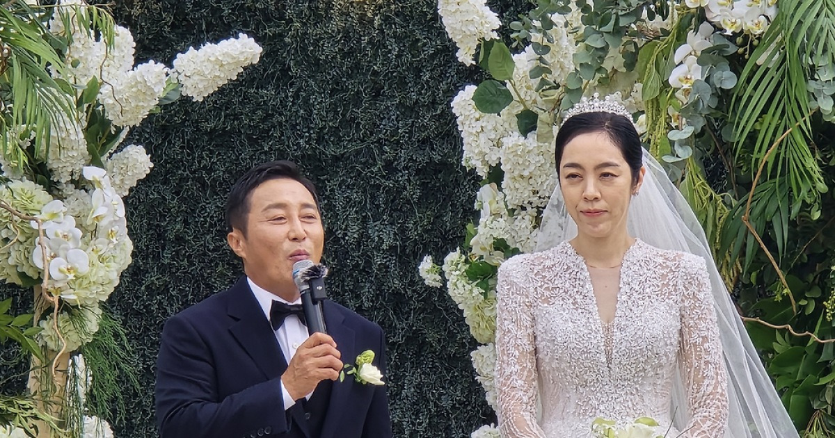 [단독] 김병만, 두 자녀 품에 안고 인생 2막…결혼식 현장 포착