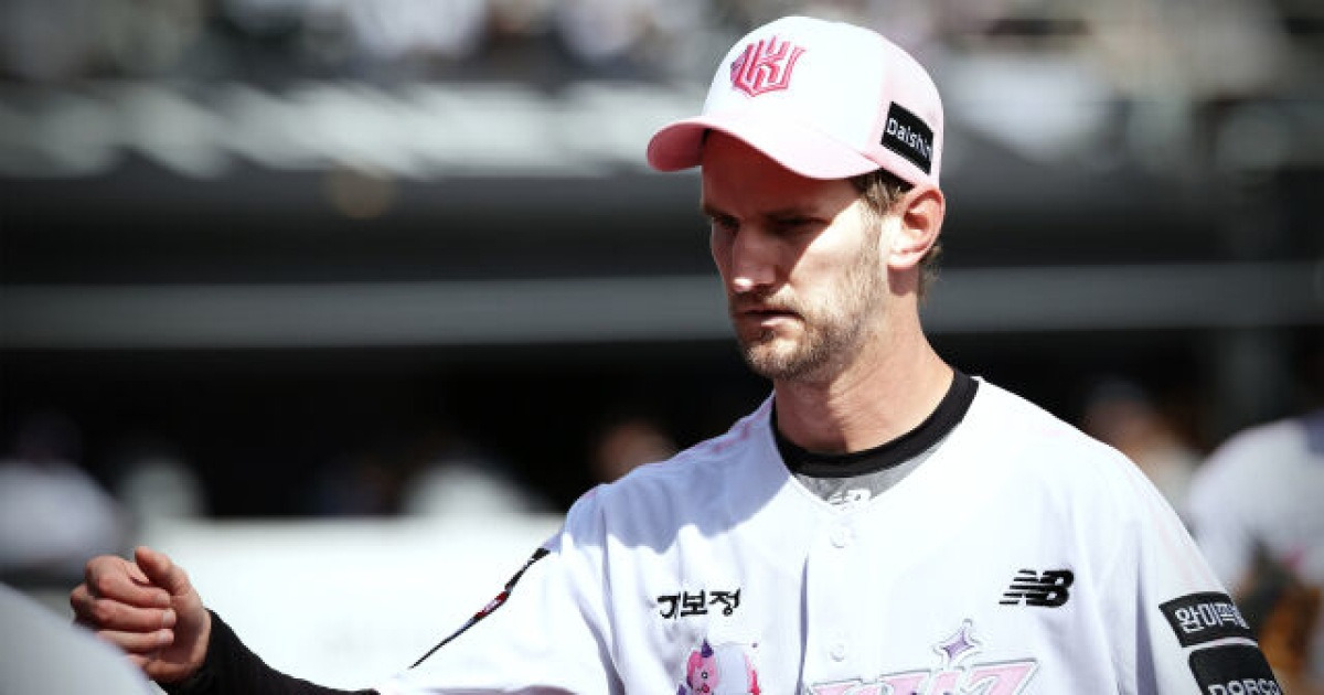 강속구 아닌데 '17이닝 무실점' 폰세급 투구 어떻게 가능했나…"같은 공인 줄 알았는데 반대로 휜