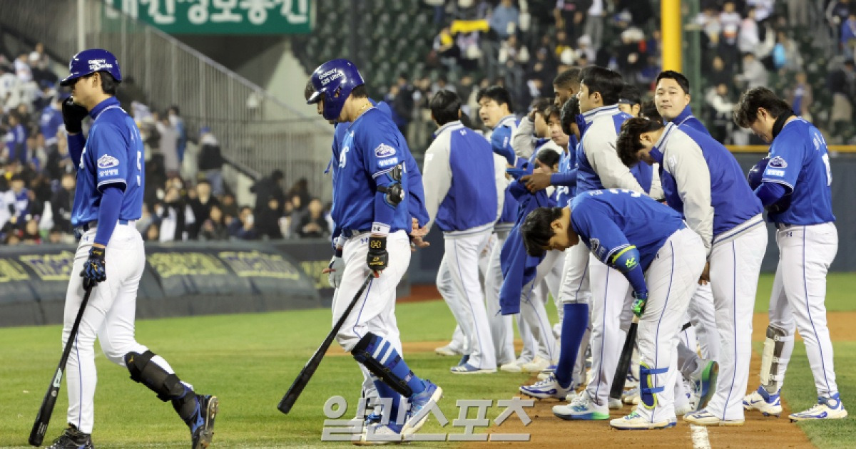 '이럴 수가' 3위→8위까지 한 달, 5할 승률까지 무너진 삼성…최악의 4연패로 전반기 마감