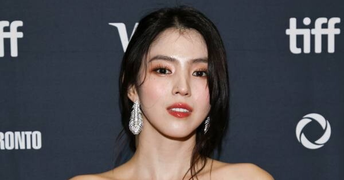 한소희, 드레스가 '한소희 빨' 받았네… 토론토 홀린 '여신 드레스' 자태 [스한★그램]