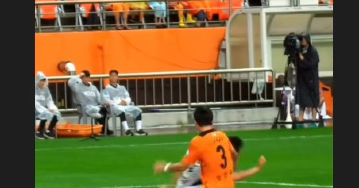 기자회견 참은 포옛 감독, SNS는 참지 못했다… "PK도 아니고 VAR도 안 봐" 판정에 직격탄