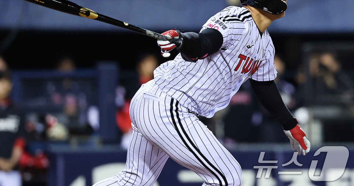 LG 오지환, NC전 그라운드 홈런…김재박 넘어 최고령 기록 달성