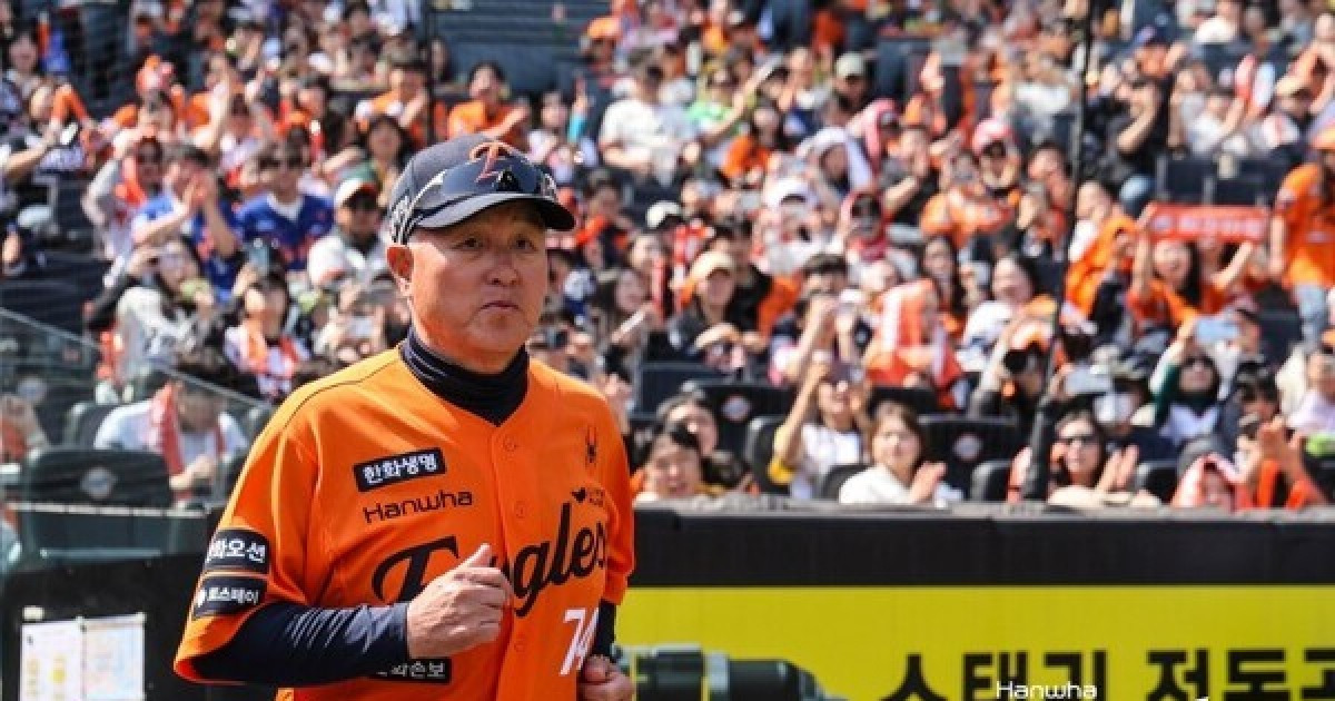 '해설 비판+응원가 패싱' 한화 '미련의 야구'에 등 돌리는 사람들…김경문 감독은 또 김서현 올렸