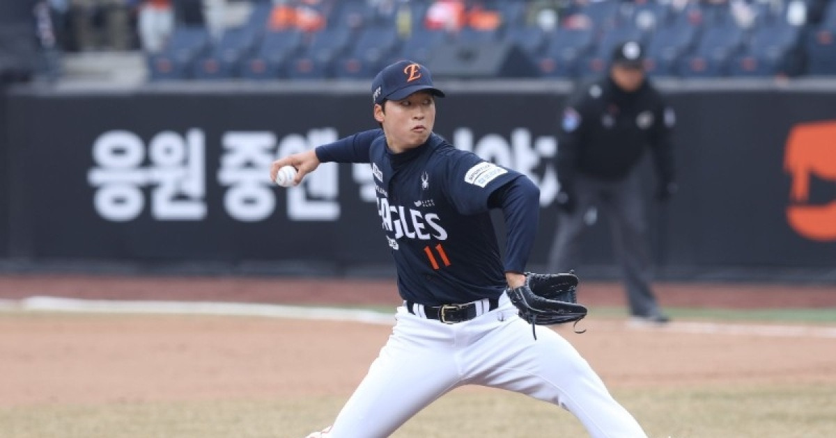 팔꿈치 수술 받고 재기 노리는 한화 엄상백, 김경문 감독 “아직 선수 생활 많이 남았다, 남은 시