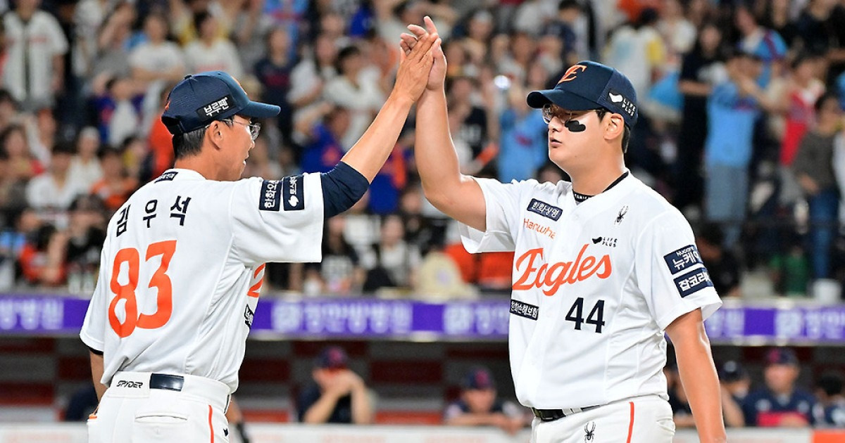 김서현 "정말 죄송합니다" 세이브에도 웃지 못한 사연…경기 직후 윤동희에게 미안함 전하다 [대