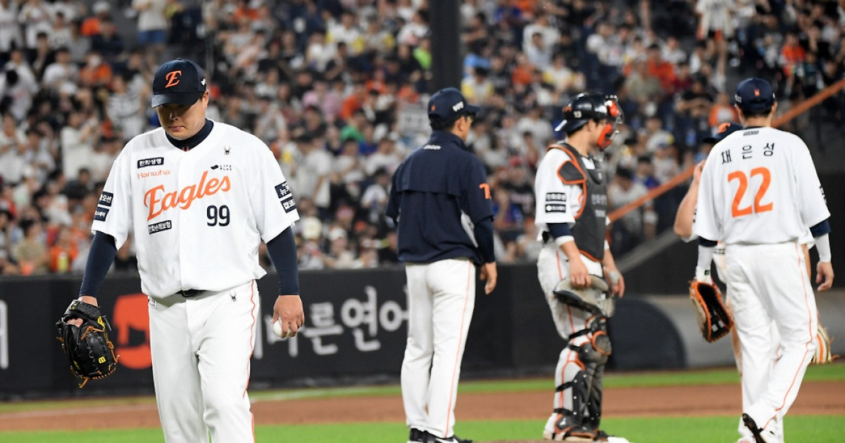 노시환 본헤드 → 류현진, 박계범에게 대충격 만루홈런 꽝! 한화, 7회 충격의 대량실점