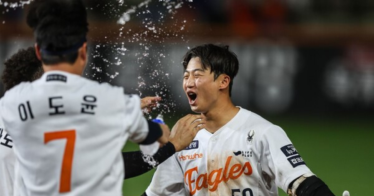 이게 롯데-한화전이지! 연속 폭투, 꽈당 주루, 주루사, 밀어내기 볼넷...대혼전 끝에 한화가 웃었