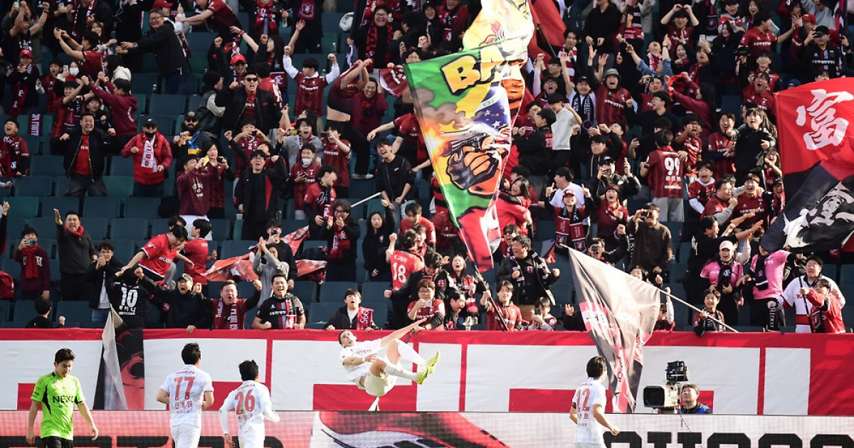 대이변! '승격팀'이 '디펜딩챔피언' 잡았다...'갈레고 멀티골' 부천, 창단 첫 K리그1 경기에서 전북