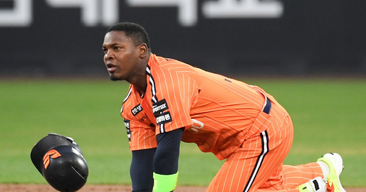 페라자 수비 실수? "저걸 왜 놓쳐 하는데…" 강백호 선발 복귀 → 하주석 대신 이도윤 출격 [부산