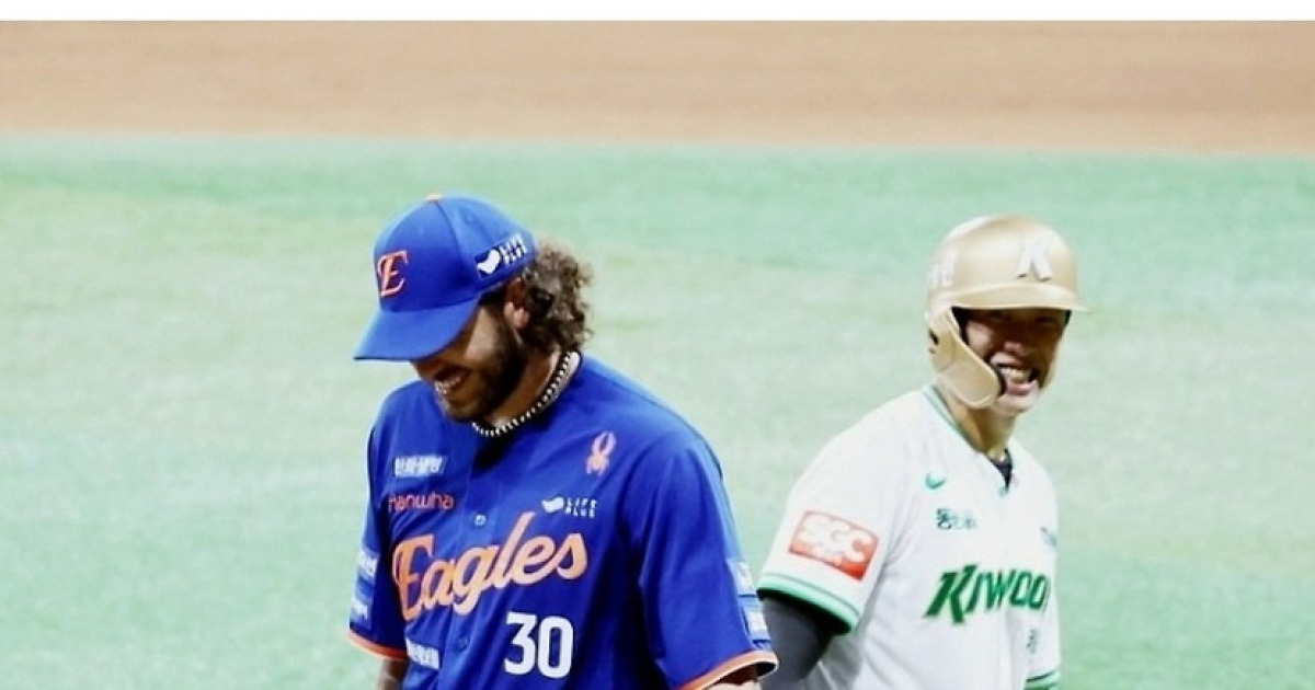 폰세의 SNS 추억. 최재훈, 문동주, 정우주... 그런데 송성문이 왜나와. "기분 좋다. 유니폼도 교환