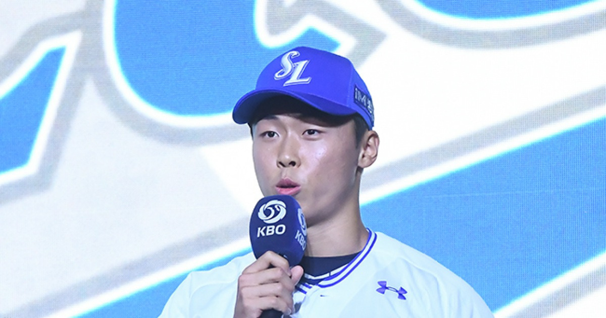서울고 우완 이호범, 전체 9번으로 삼성행…"전통 있는 명문 구단에 입단해 기뻐"