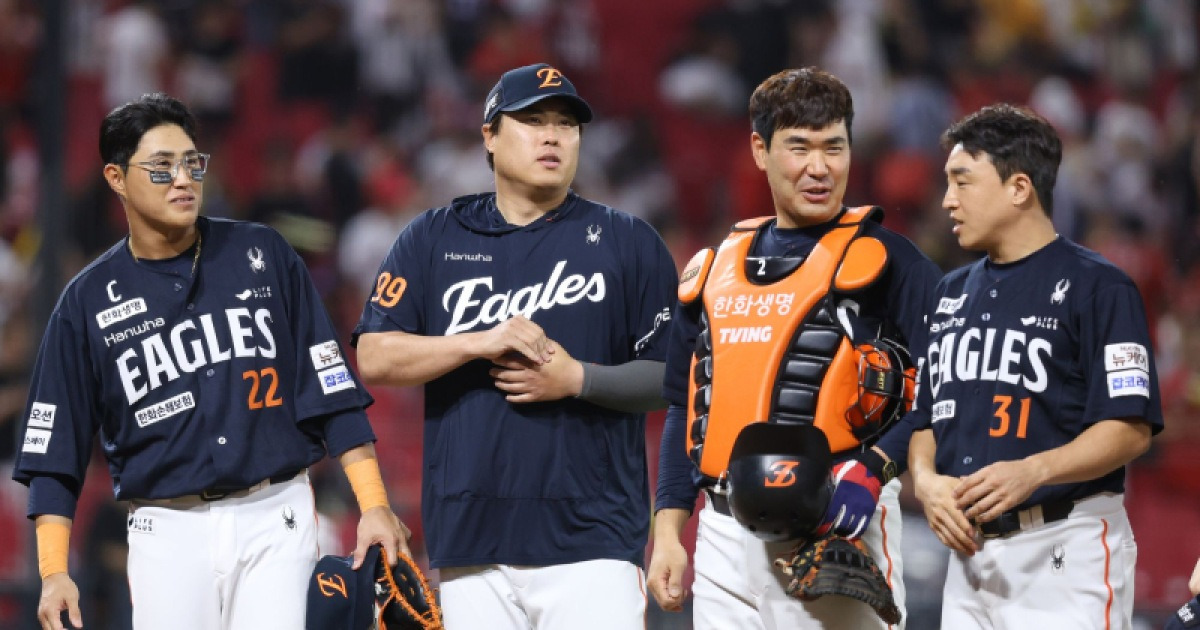 한화 분위기가 가라앉았다고?  '더그아웃 리더' 이재원이 있다 [KS 피플]