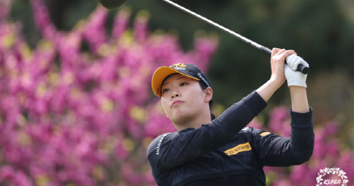 '9언더파 코스레코드' 방신실, 3타 차 역전승 도전…김민선 2R 단독 선두