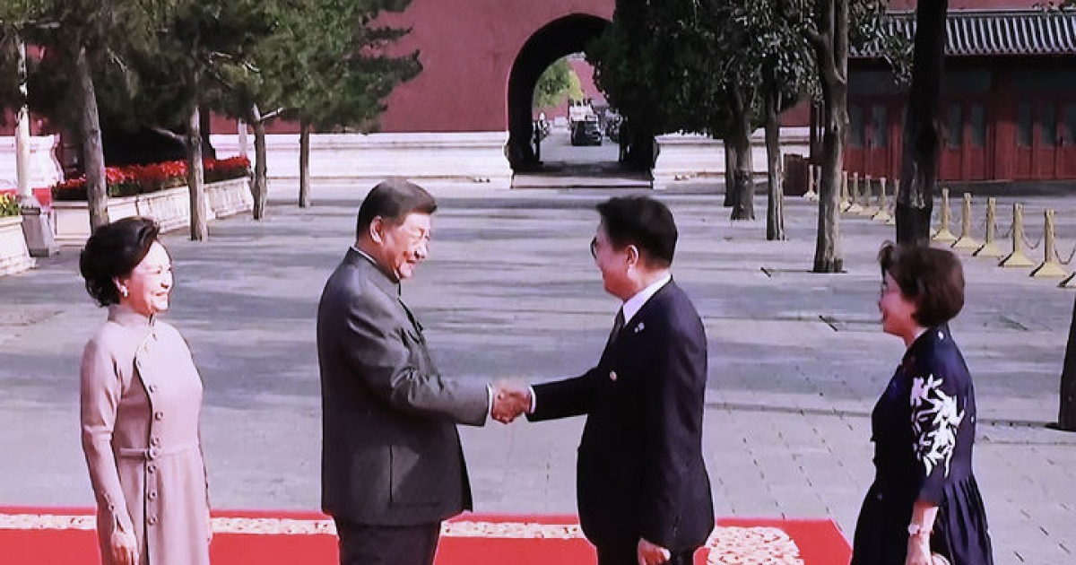 [中 열병식]우 의장 김정은과 악수…우 "7년 만에 다시 봅니다" 김 "네"(종합)